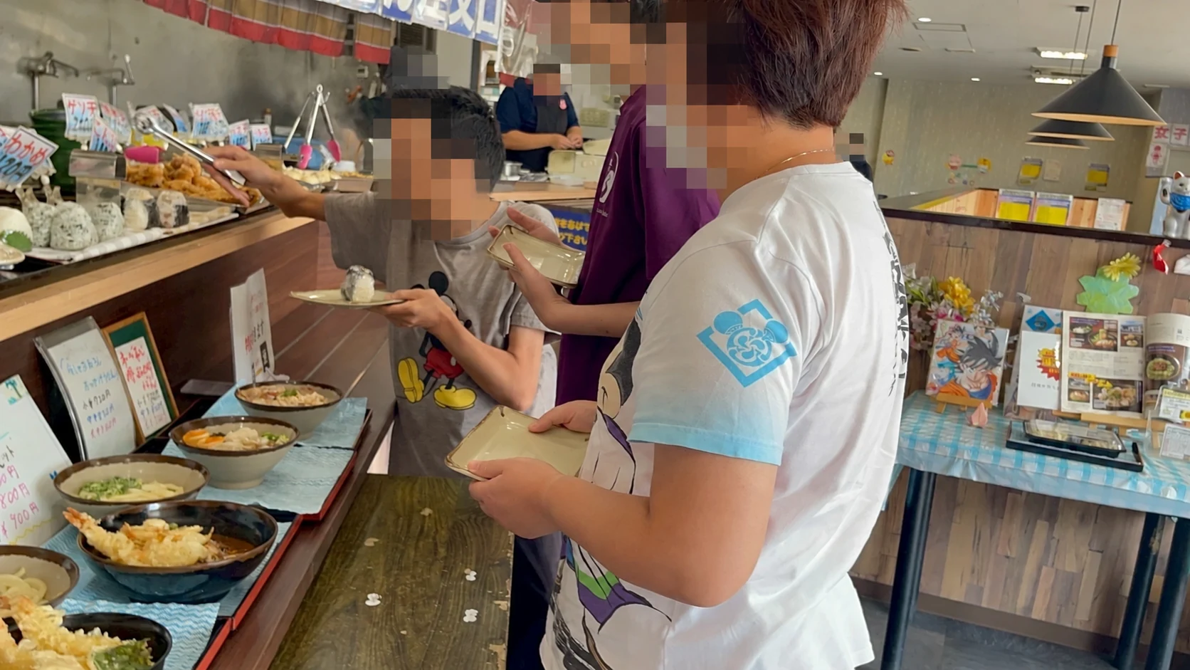外出先で食事を選ぶ様子